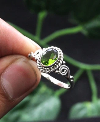 Anillo hecho a mano de plata de ley 925 con piedras preciosas de peridoto verde para regalo de cumpleaños Foto 1 de 4