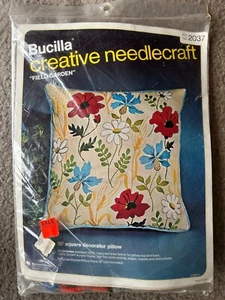 Nuevo kit de almohada cuadrada vintage BUCILLA Creative Needlecraft "Field Garden" #2037 - Imagen 1 de 3