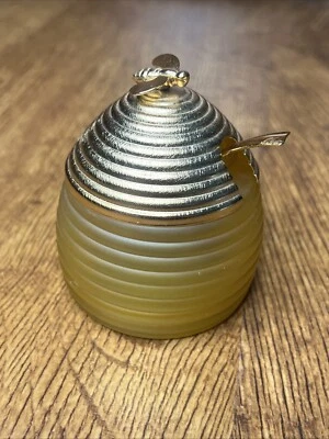 Tarro de miel con forma de colmena de abeja de vidrio Avon de colección con tapa de abeja y cuchara dorada Foto 1 de 4