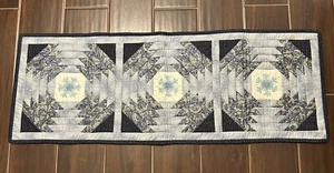 De Colección Acolchado Copo de Nieve Invierno Mesa Corredor Azul Rústico Primitivo Decoración Firmado Años 90 - Imagen 1 de 11