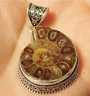 Colgante fósil de amonita en plata de ley Foto 1 de 3