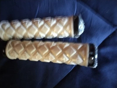 Serfas mtb dual lock on grips. white - Image 1 of 2