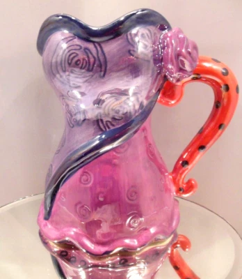 2004 "POPULAR CREATIONS" TAZA CON FORMA DE VESTIDO PÚRPURA--5" DE ALTO Y 4 1/2" DE ANCHO Foto 1 de 4