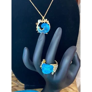 OCEANS OATH Ola Azul Océano Collar Anillo Talla 8 Hermoso Estrás Chapado en Oro - Imagen 1 de 10