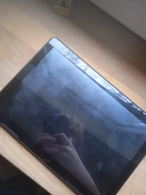 Es Hat Außen Ein Paar Maken Aber Das Display Hat Noch Kein Gratzer  - Bild 1 von 4