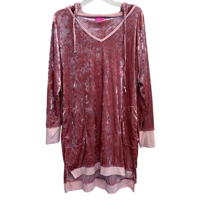 Camisa de vestir con capucha de terciopelo aplastado rosa Betsy Johnson - Talla grande Foto 1 de 4