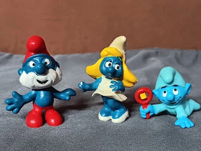Lote de 3 Pitufos Schleich PVC Papá Pitufo, Pitufina y Pitufo Bebé en Pijama Azul  Foto 1 de 4