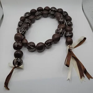 Collar envolvente con cuentas Boho cadena de cinta arco marrón un extremo anudado en el otro - Imagen 1 de 5
