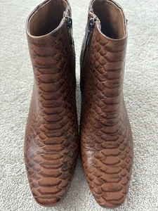 Donald Pliner Alek Imitación Serpiente Cuero Repujado Tacón al Tobillo Botines Botas Marrón - Imagen 1 de 8