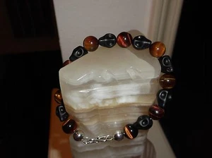 MEN'S 9" 10 MM RED TIGER'S EYE & BLACK TURQUOISE SKULL HEAD BEADED BRACELET - Picture 1 of 4