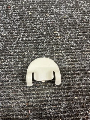 01-05 Mercedes-Benz C320 C240 заднее левое сиденье крепление поддержка крышка болта отделка - Изображение 1 из 4