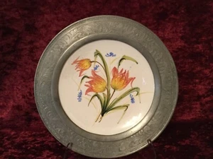 Bonito plato de pared antiguo plato decorativo de Quist pintado a mano tulipanes montaje de estaño  - Imagen 1 de 10