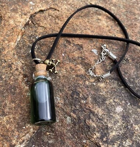 Handgefertigte Glas Glas Glas Halskette Faux Gift Fläschchen Schädel gekreuzte Knochen Charm Apotheker - Bild 1 von 6
