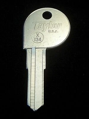 X134 Harley Davidson 点火钥匙空白 1984-93 Electra Wide Glide Dyna 软尾 — 第 1/4 张图片