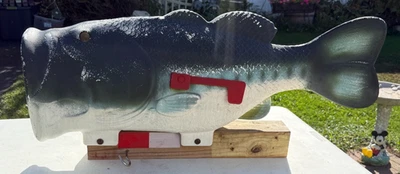 Buzón de pez lubina de boca grande fuera de casa o negocio Foto 1 de 4