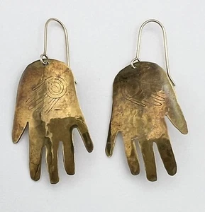 Pendientes de gancho Anne Hellman recortados a mano de latón rellenos de oro  - Imagen 1 de 5