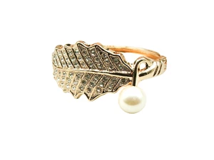 Brazalete Diseño Hoja Dorada con Gran Perla Blanca y Cristales Transparentes - Imagen 1 de 5