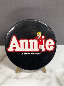1977 Annie A New Musical 3 3/8” Pinback Button Little Orphan Annie HS29c - Picture 1 of 2