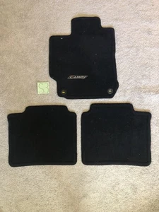 Juego de 3 alfombrillas negras originales Toyota Camry OEM PT208-03120 USADAS leer - Imagen 1 de 19