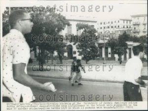 1955 Studenten werfen Steine Anti Regierung Demonstration Havanna Kuba Pressefoto - Bild 1 von 2