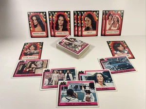 Lote de 43 tarjetas coleccionables y 11 pegatinas vintage 1977 Charlie’s Angels - Imagen 1 de 2
