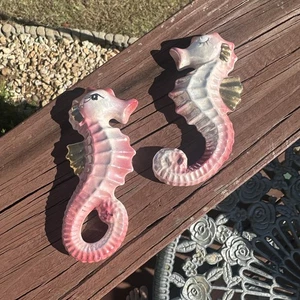 Vintage Keramik anthropomorphe Seepferdchen rosa irisierend Wandbehang 5" Set 2 - Bild 1 von 13