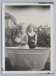 Junge und Mädchen spielen im Garten - Altes Foto - Picture 1 of 2