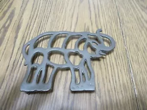 Accesorio de cocina con soporte para olla trivet elefante baúl de latón vintage - Imagen 1 de 4