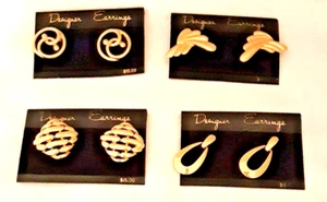 LOTE DE 4 PENDIENTES DE DISEÑO DE POSTES DE COLOR DORADO JOYERÍA DE DISFRAZ - Imagen 1 de 8