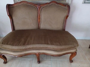 Antique French Loveseat, Beautiful Wood carving - Picture 1 of 5