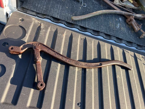 BLUE STAR GALVA ILL. WATER PUMP HANDLE CAST IRON PRIMITIVE W/ Connecting Link Cover
