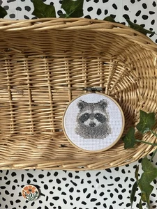 Handgefertigtes Waschbär Kreuzstich Dekor - Bild 1 von 3