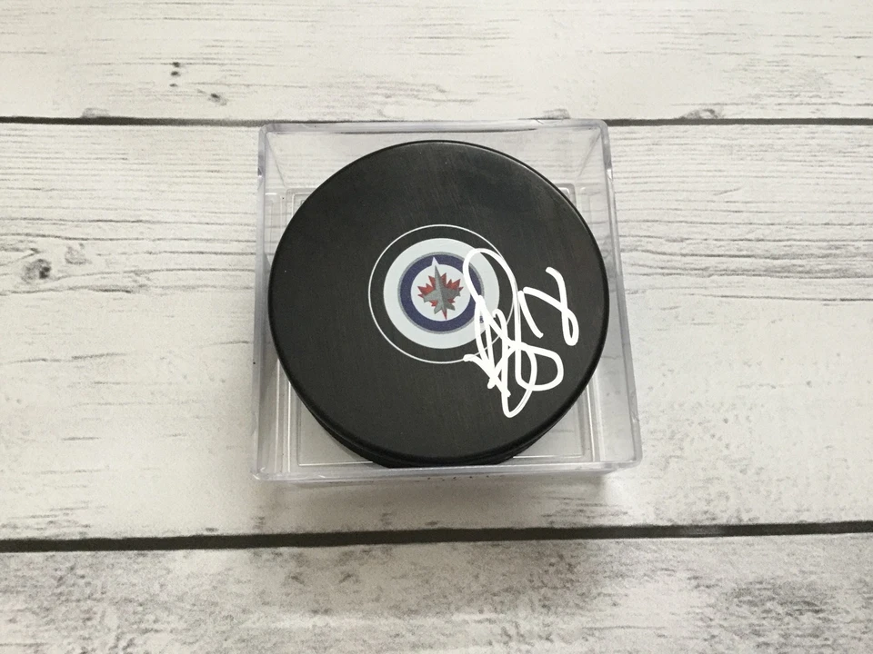 Disco de hockey firmado por Bryan Little Winnipeg Jets autografiado NHL d Foto 1 de 1