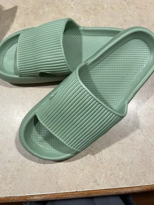 Chinelos Cloud Slides unissex tamanho 10.5-11 UE 46-47 2 pares verde e azul novo - Imagem 1 de 4