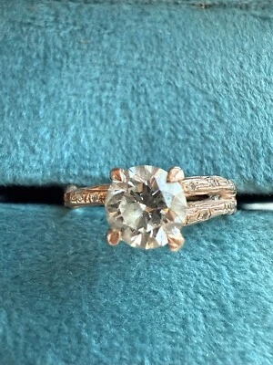 Anillo de compromiso de diamantes Ken & Dana redondo creado en laboratorio oro rosa de 14 k 2 quilates Foto 1 de 4