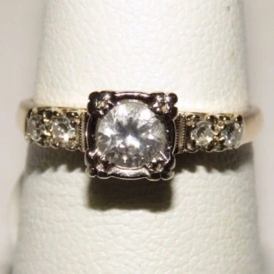 Anillo de compromiso solitario redondo de circonita cúbica con acento de oro de 14k para mujer talla 6 3/4 Foto 1 de 4