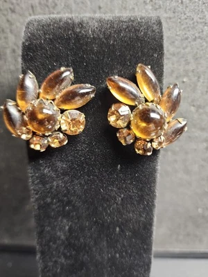 Pendientes de clip vintage de vidrio topacio con estrás mediados de siglo Navette racimo dorado Foto 1 de 3