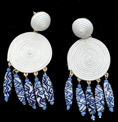 Pendientes colgantes Anthropologie Lake Life círculo preppy cuentas tropicales azules/blancas Foto 1 de 4