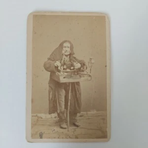 FOTOGRAFIA-F.LLI DE LUCA-1870-ITALIA-NAPOLI-ANZIANO VENDITORE AMBULANTE LIQUORI - Picture 1 of 3