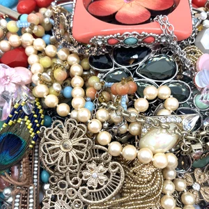 3+ Pfund Schmuck Vintage Modern Lot Bastel Trödel einige tragbar Wiederverkauf Mix - Bild 1 von 12