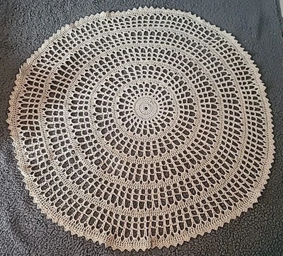 Lindo guardanapo colecionável feito à mão cor creme linho de crochê 32" diâmetro - Imagem 1 de 4