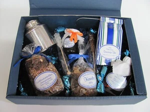 (GP 59,95 EUR/Stck) Großer blauer "Ostfriesische Spezialitäten" Firmenpräsent ♥ - Bild 1 von 1