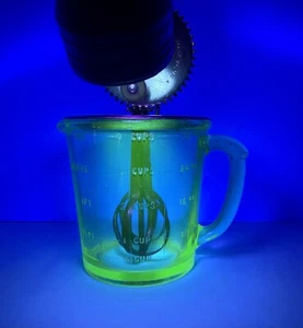 Vintage Depression Glass Green Uranium Glass 4 Cup Measuring Cup/Hand Mixer ST. - Picture 1 of 11