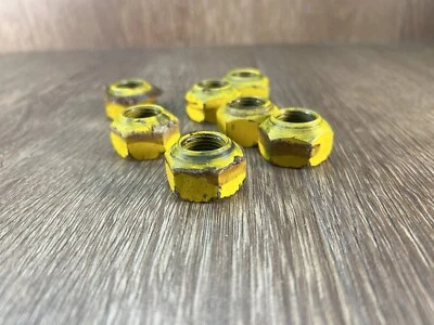 Dale Earnhardt tuerca uno de sus autos Foto 1 de 3