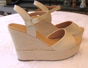 Hohe Keil-Sandalen mit Plateau beige Gr. 42 *NEU/OVP* - Bild 1 von 8