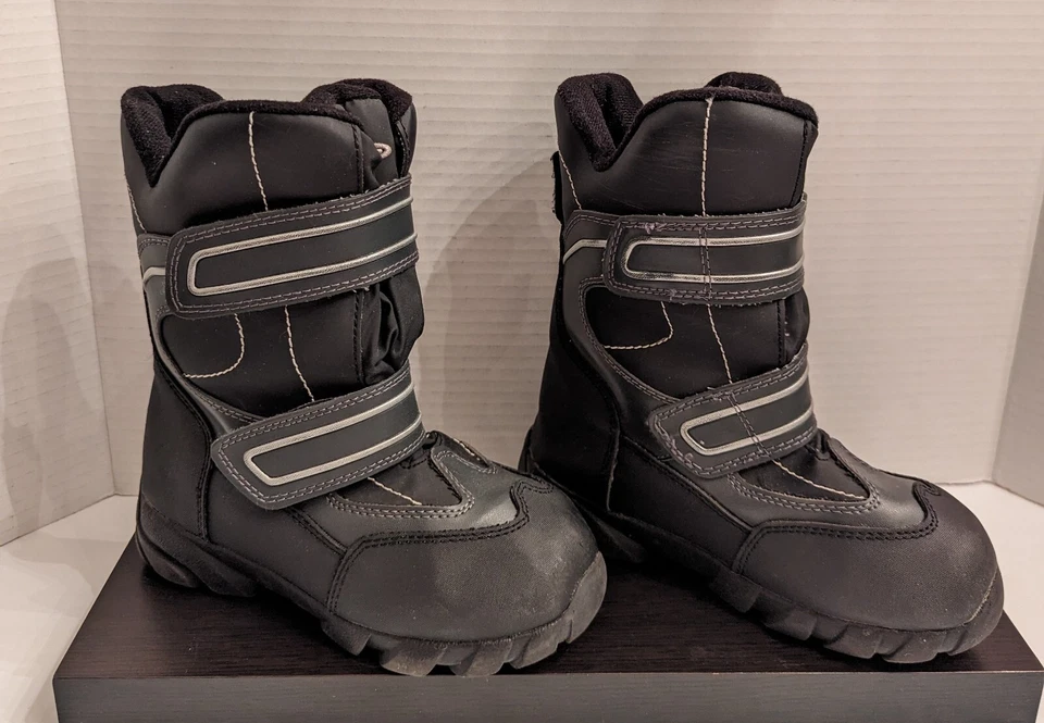 Botas de nieve de invierno unisex juveniles C9 negras y grises aisladas, talla: 13 duraderas cálidas Foto 1 de 4