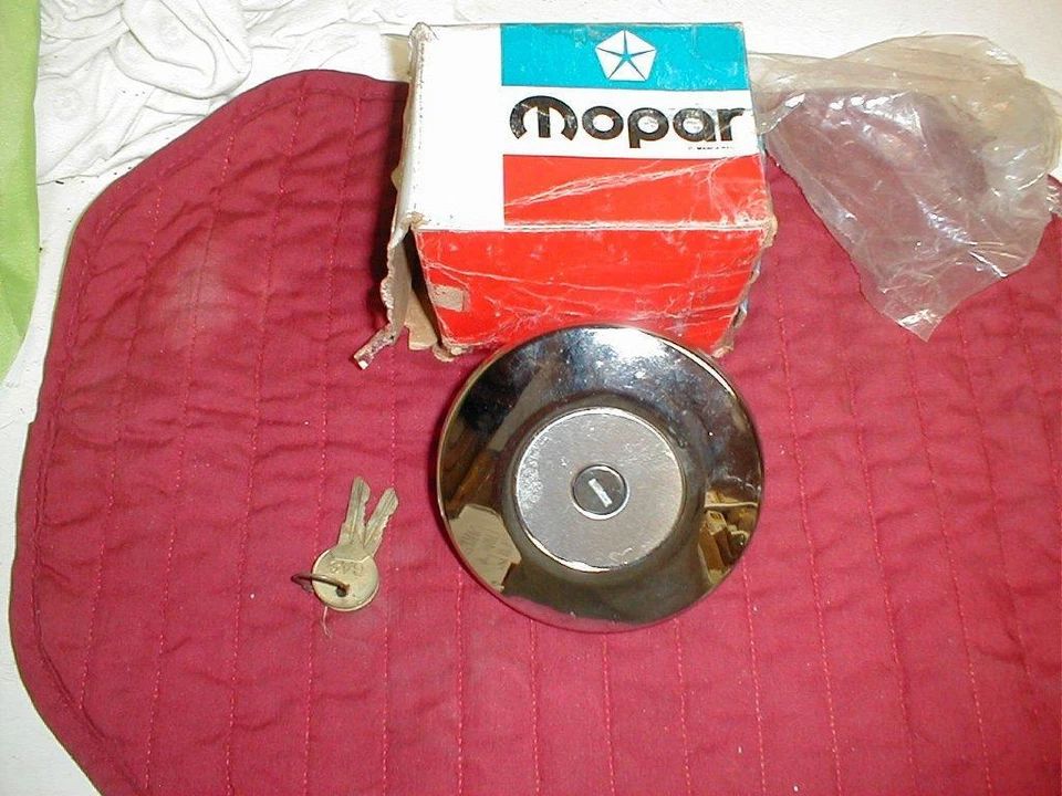 NOS MOPAR 1976-80 ASPEN VOLARE ACCESSORY LOCKING GAS CAP R/T ROAD RUNNER SUPER C - Image 1 of 1