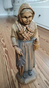 Schlichte schöne geschnitzte Holzfigur - Bäuerin mit Huhn und Schirm - koloriert - Bild 1 von 11