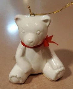 Oso de peluche de porcelana de hueso fino De colección Department 56 adorno de Navidad arco blanco rojo - Imagen 1 de 7