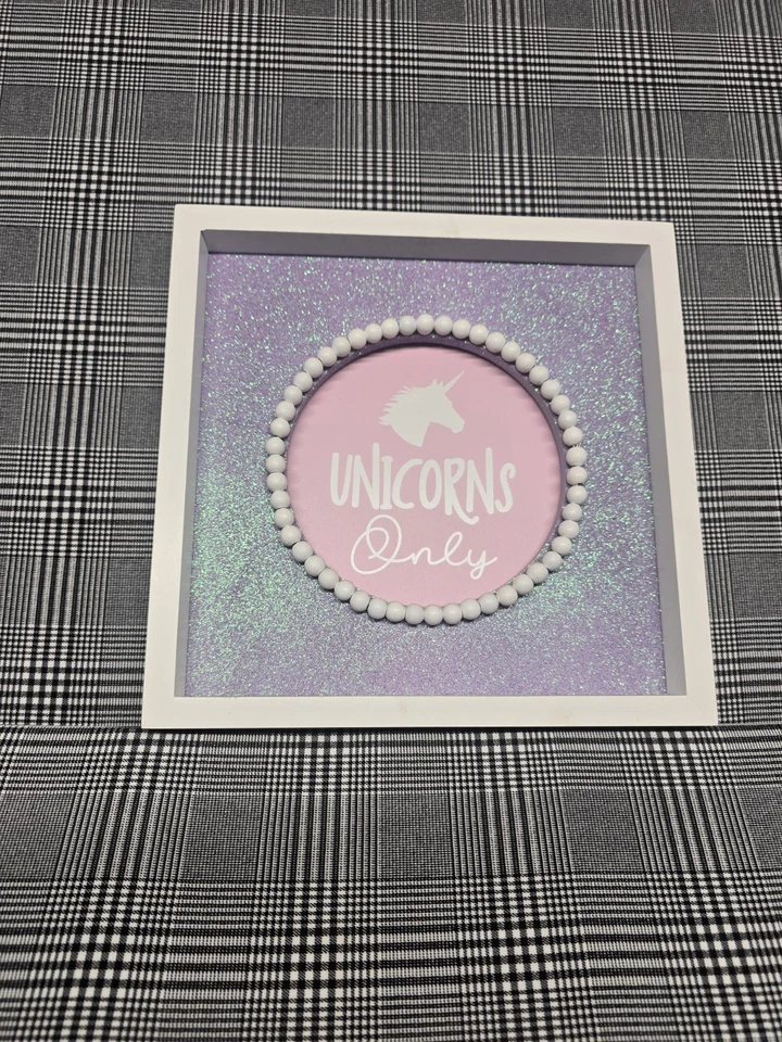 Arte de pared enmarcado blanco brillante 10x10 "solo unicornios" Foto 1 de 1